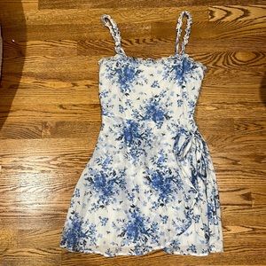 Airy floral dress, great for spring/ summer weather! Size S